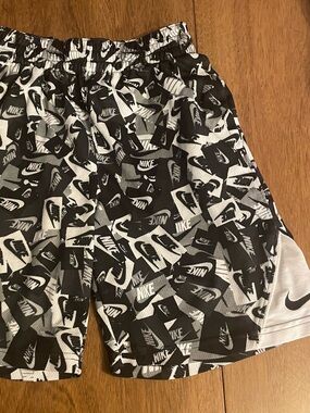 Nike Black & White Logo Mesh Athletic Shorts boys medium all over print